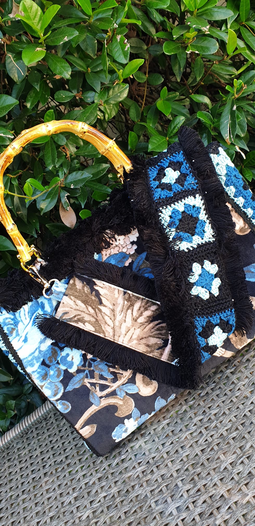 BORSA CROCHET CON TRACOLLA NERO BLU