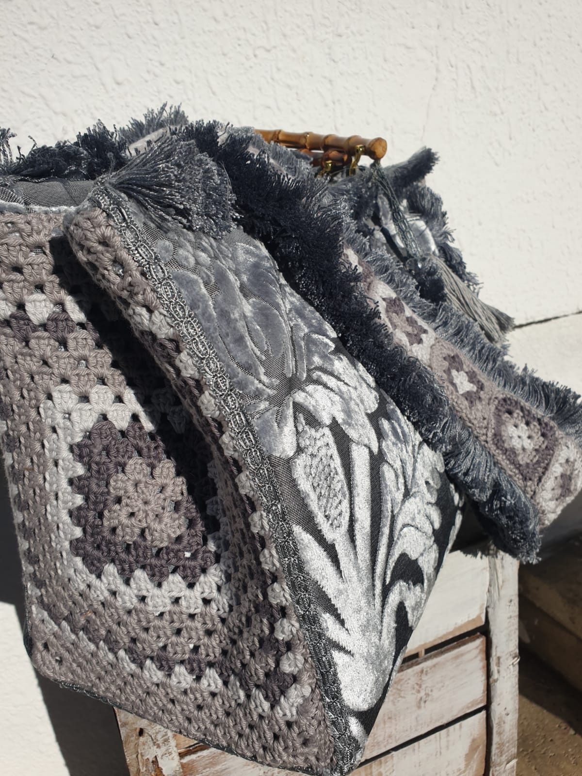 BORSA CROCHET VELLUTO GRIGIO CON TRACOLLA