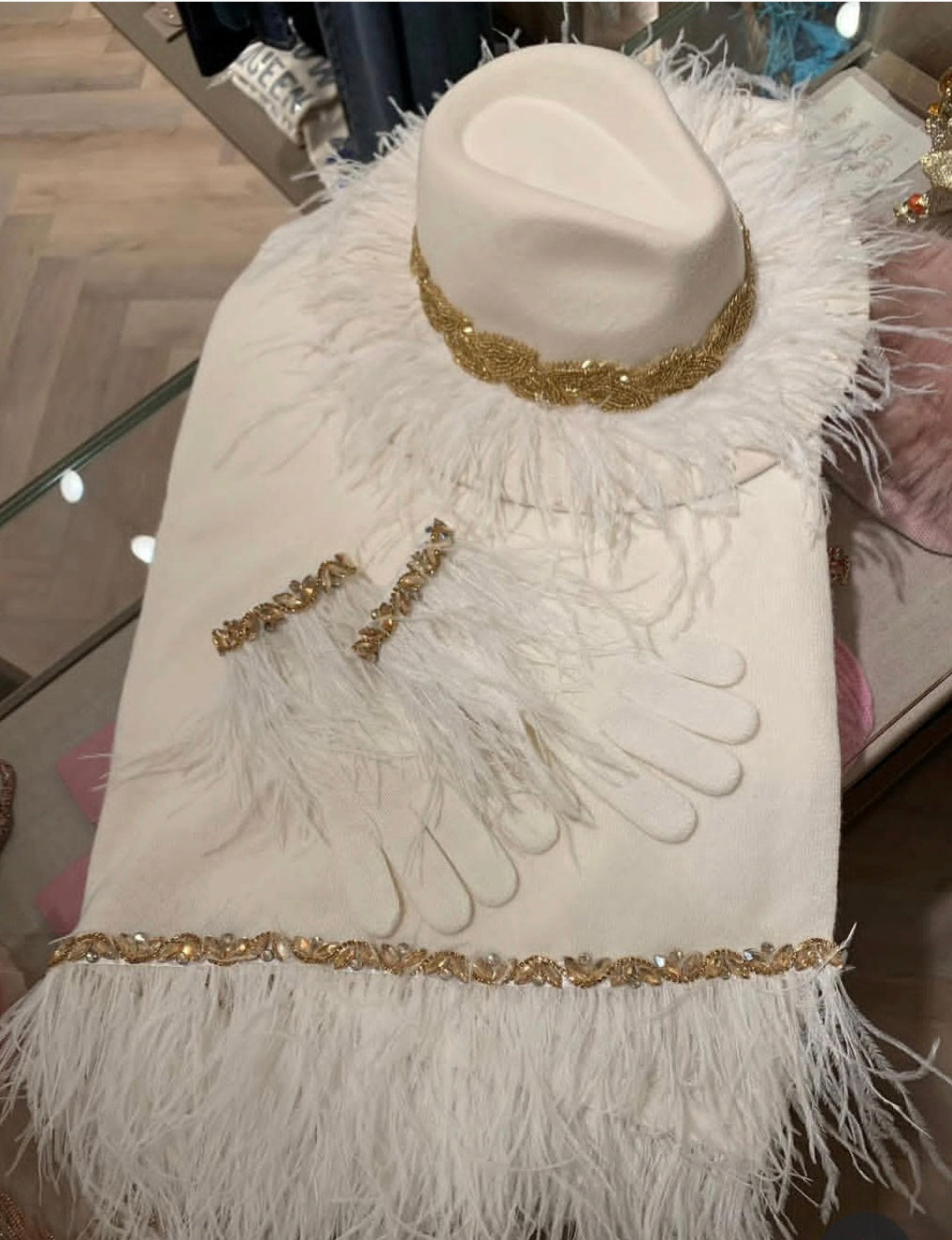 CAPPELLO LANA PIUME BIANCO